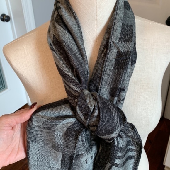 💐5/25 thick warm scarf wrap neutral gray black plaid soft nice quality - Picture 2 of 9